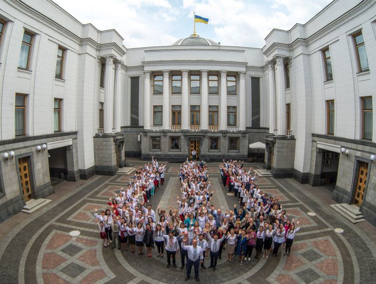16 травня 2019 пленарне засідання Верховної Ради України.
Голова Верховної Ради Андрій Парубій привітав народних депутатів, працівників Апарату та всіх українців з Днем вишиванки.
У внутрішньому дворі Верховної Ради України співробітники Апарату ВР на чолі з Головою Верховної Ради Андрієм Парубієм провели флеш-моб до Дня вишиванки. Учасники флешмобу вишикувалися у формі тризуба – герба України.